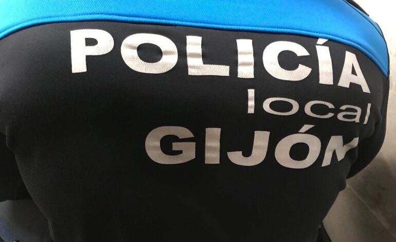 Un vecino de Gijón entrega a la Policía un sobre con 500 euros que se encontró en la calle