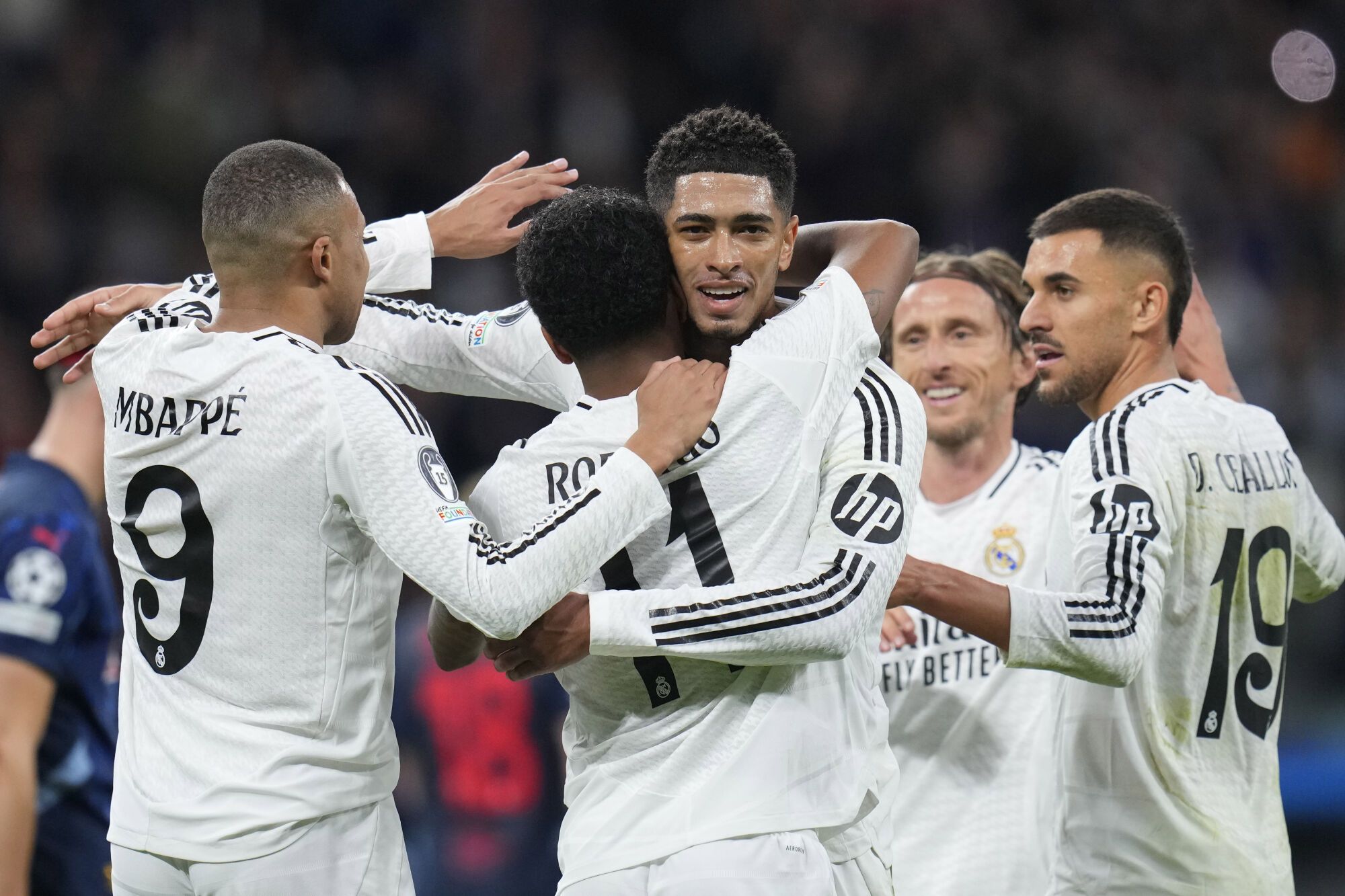 Rodrygo del Real Madrid celebra con sus compañeros después de anotar el segundo gol de su equipo durante el partido de fútbol de la fase inaugural de la Liga de Campeones entre el Real Madrid y el FC Salzburg en el estadio Santiago Bernabéu de Madrid, el miércoles 22 de enero de 2025. (Foto AP/Manu Fernández). USO EDITORIAL SÓLO/SÓLO ITALIA Y ESPAÑA