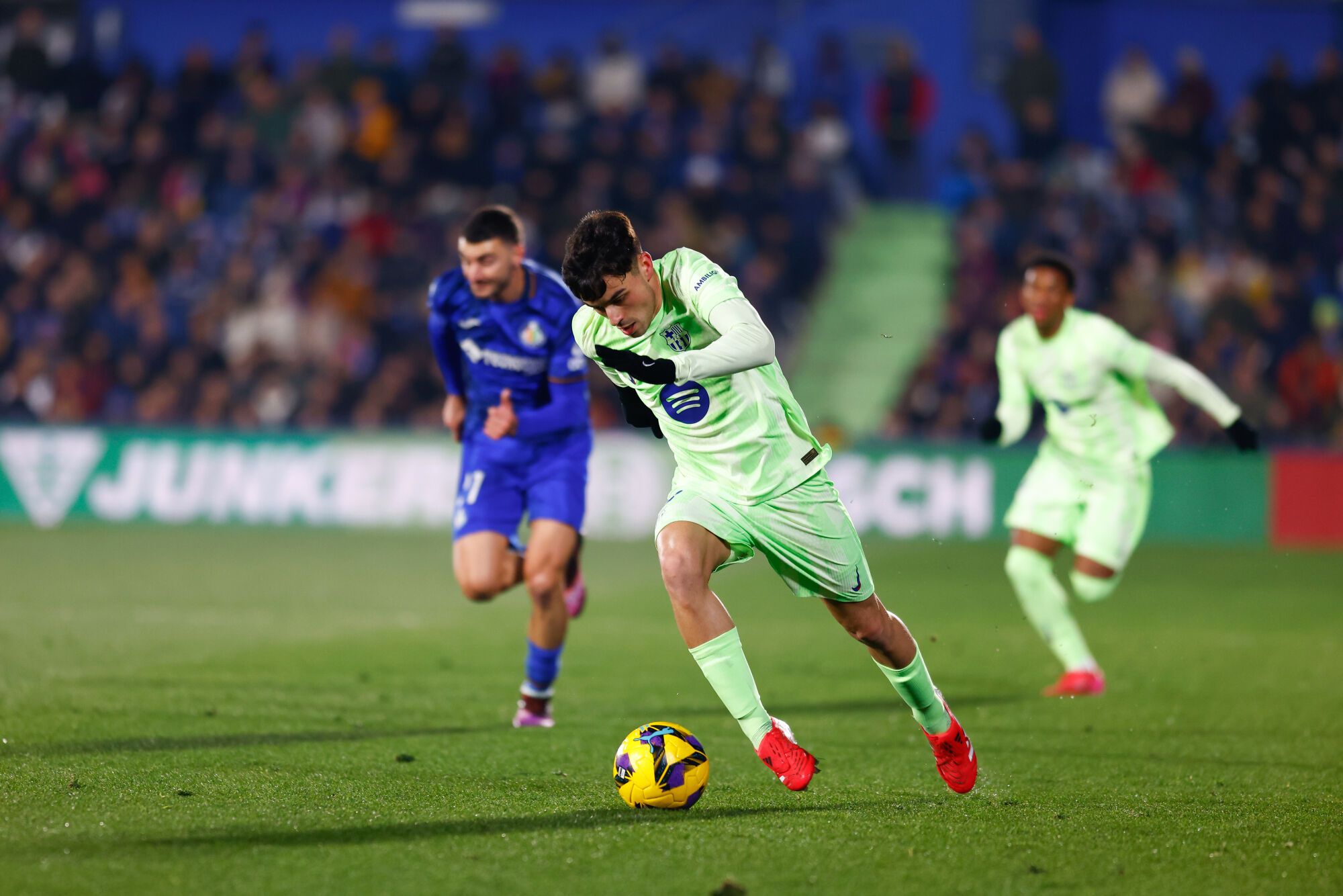 Pedri González del FC Barcelona en acción durante el partido de fútbol de la Liga española, LaLiga EA Sports, jugado entre el Getafe CF y el FC Barcelona en el estadio Coliseum de Getafe el 18 de enero de 2025, en Madrid, España. AFP7 18/01/2025 SÓLO PARA USO EN ESPAÑA. Dennis Agyeman / AFP7 / Europa Press;2025;ESPAÑA;DEPORTE;ZSPORT;FÚTBOL;ZSOCCER;Getafe CF v FC Barcelona - LaLiga EA Sports;