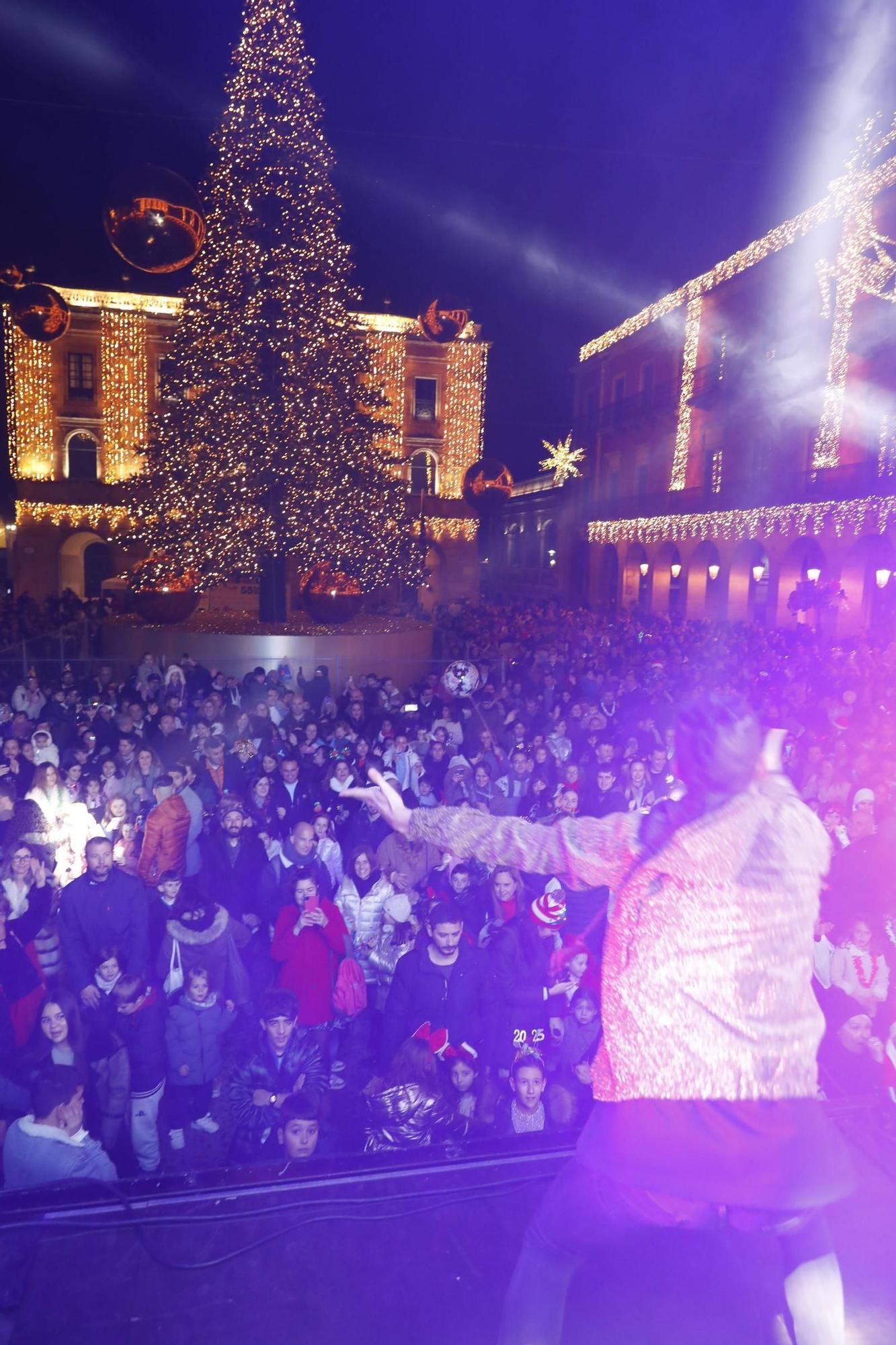 El "campanillas" en la Plaza Mayor de Gijón, en imágenes