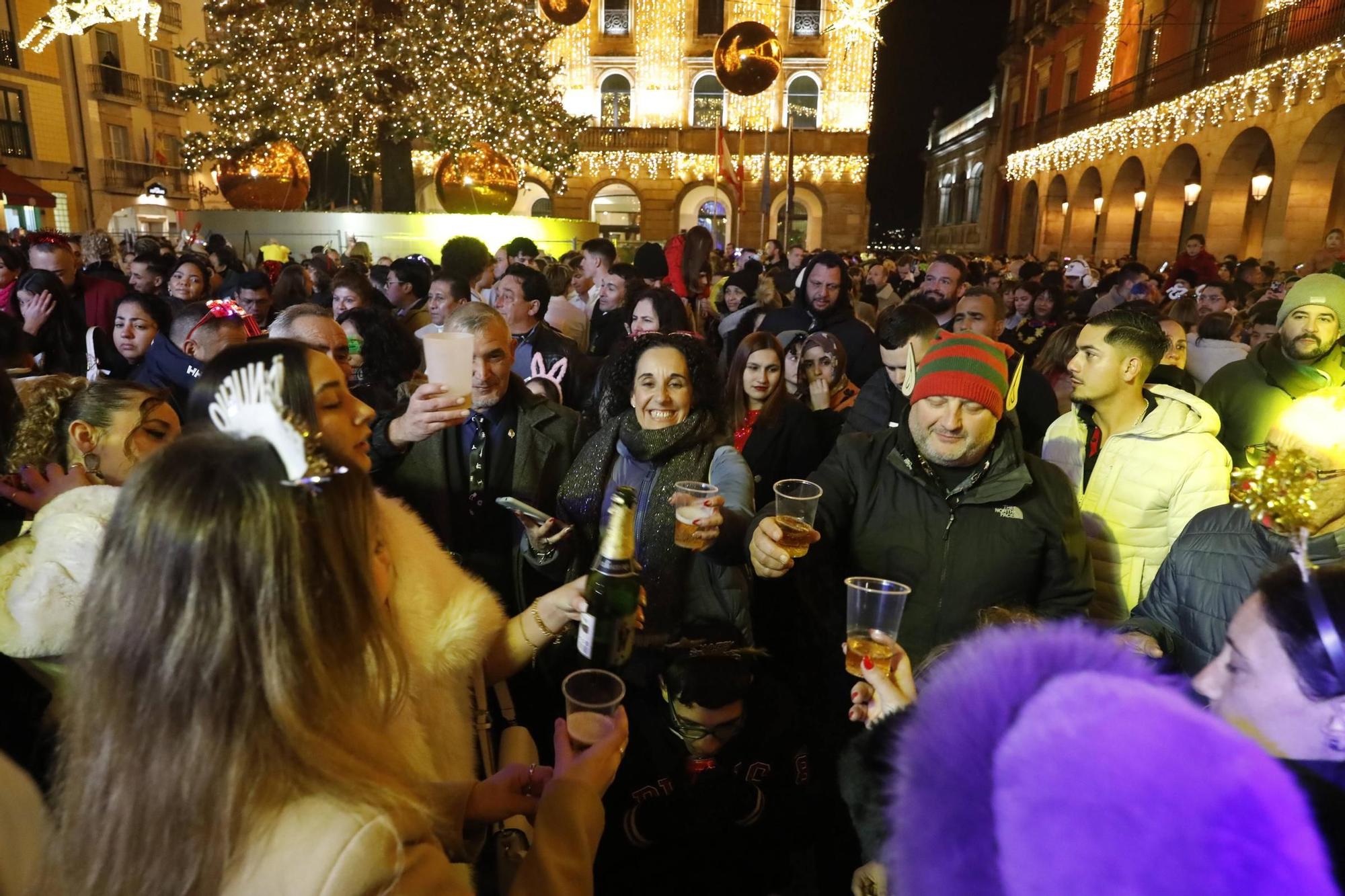 La plaza Mayor de Gijón, a rebosar para recibir al 2025