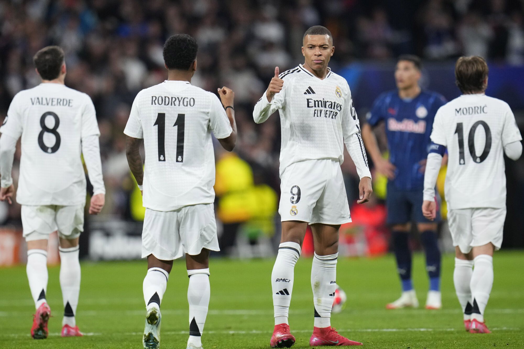 Rodrygo del Real Madrid, segundo desde la izquierda, celebra con su compañero Kylian Mbappé después de anotar el segundo gol de su equipo durante el partido de fútbol de la fase inaugural de la Liga de Campeones entre el Real Madrid y el FC Salzburg en el estadio Santiago Bernabeu de Madrid, el miércoles 22 de enero de 2025. (Foto AP/Manu Fernández). USO EDITORIAL SÓLO/SÓLO ITALIA Y ESPAÑA