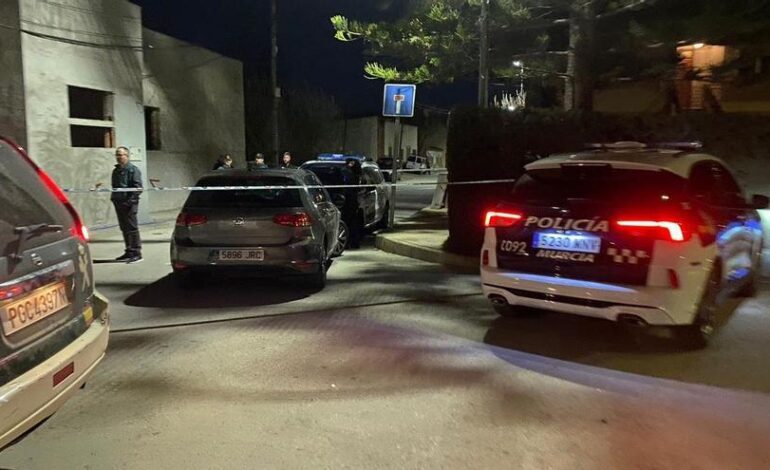 Vecinos y agentes de la Guardia Civil en la zona de Alquerías donde tenía lugar el crimen