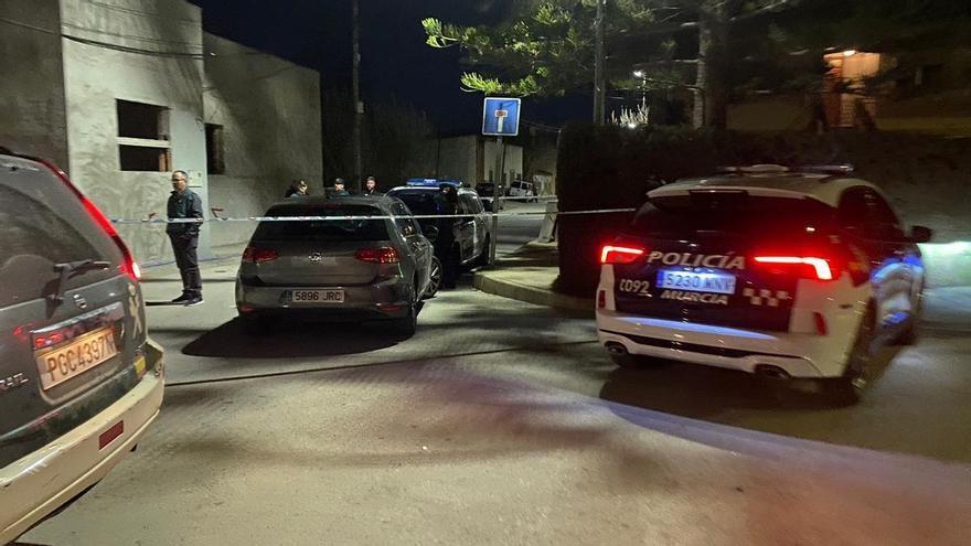 Vecinos y agentes de la Guardia Civil en la zona de Alquerías donde tenía lugar el crimen