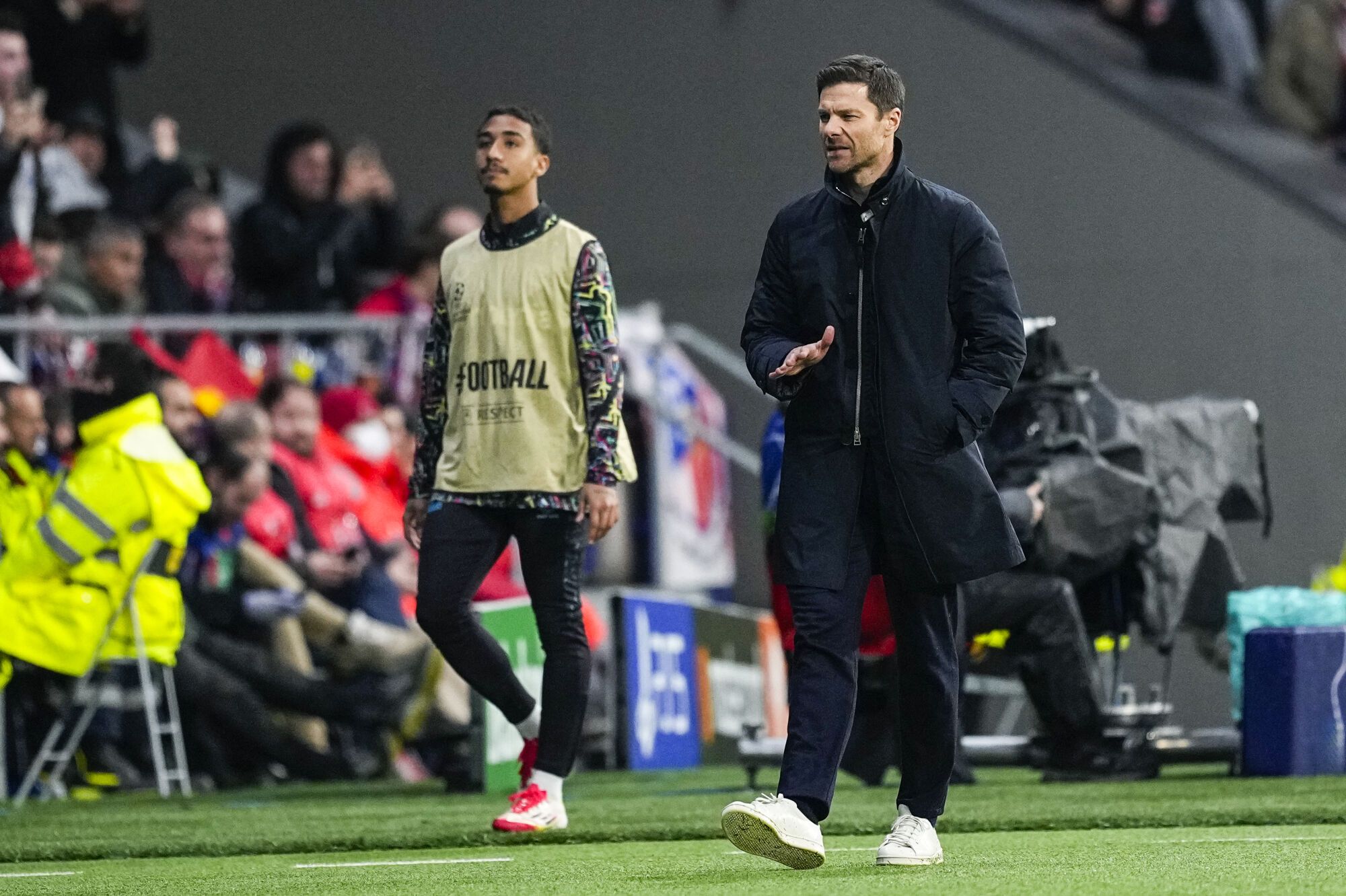 Xabi Alonso, entrenador en jefe del Bayer Leverkusen, hace gestos durante el partido de la fase MD7 de la Liga de Campeones de la UEFA 2024/25 entre el Atlético de Madrid y el Bayer 04 Leverkusen en el estadio Riyadh Air Metropolitano el 21 de enero de 2025 en Madrid, España. AFP7 21/01/2025 SÓLO PARA USO EN ESPAÑA. Oscar J. Barroso / AFP7 / Europa Press;2025;ESPAÑA;DEPORTE;ZSPORT;FÚTBOL;ZSOCCER;Atlético de Madrid v Bayer 04 Leverkusen - UEFA Champions League 2024/25 Fase Liga MD7;