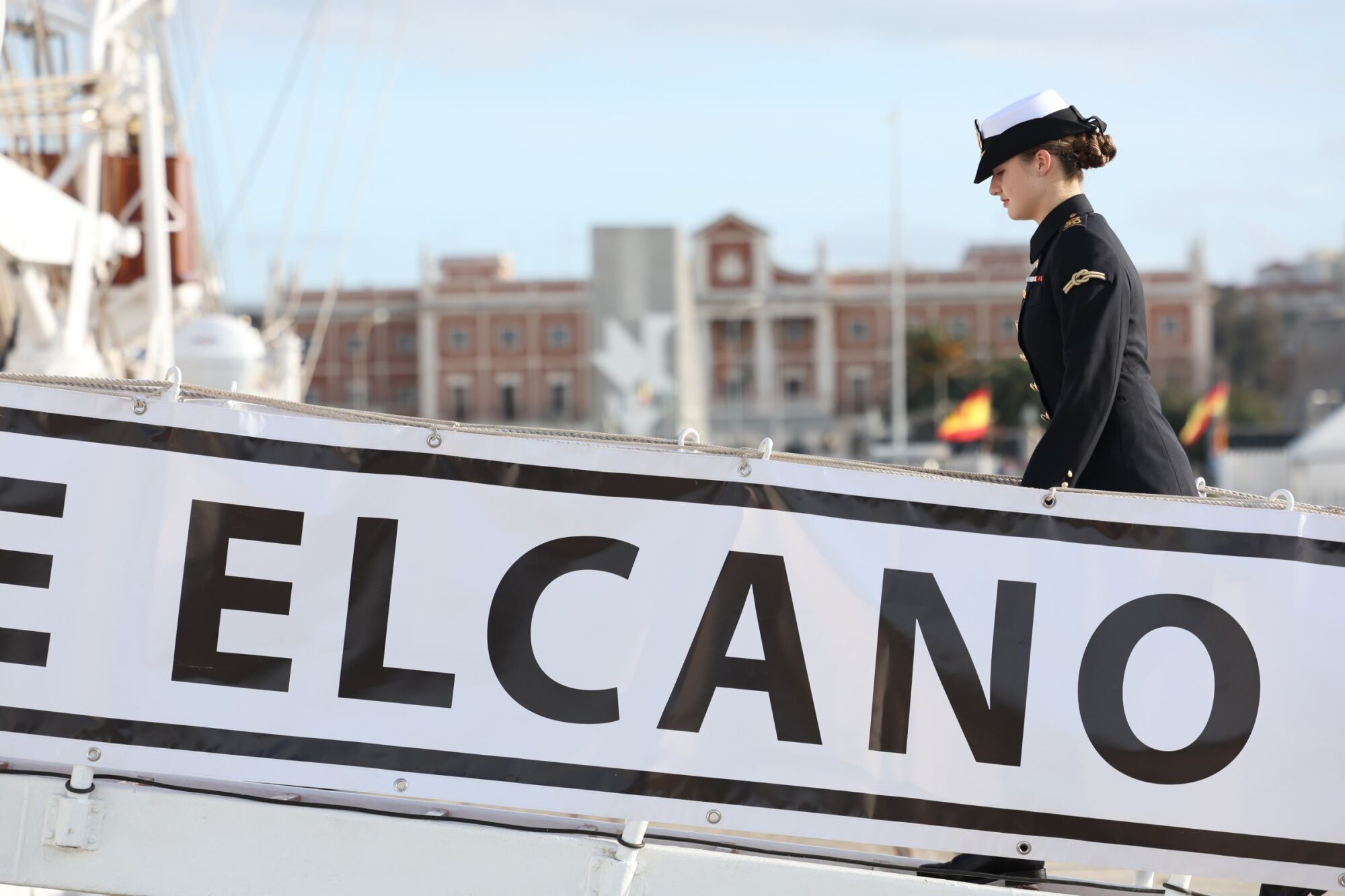 08/01/2025 La Princesa Leonor embarcando en el buque escuela 'Juan Sebastián Elcano' en el Puerto de Cádiz, donde iniciará este sábado su instrucción como guardiamarina. POLITICA NACHO FRADE/EUROPA PRESS