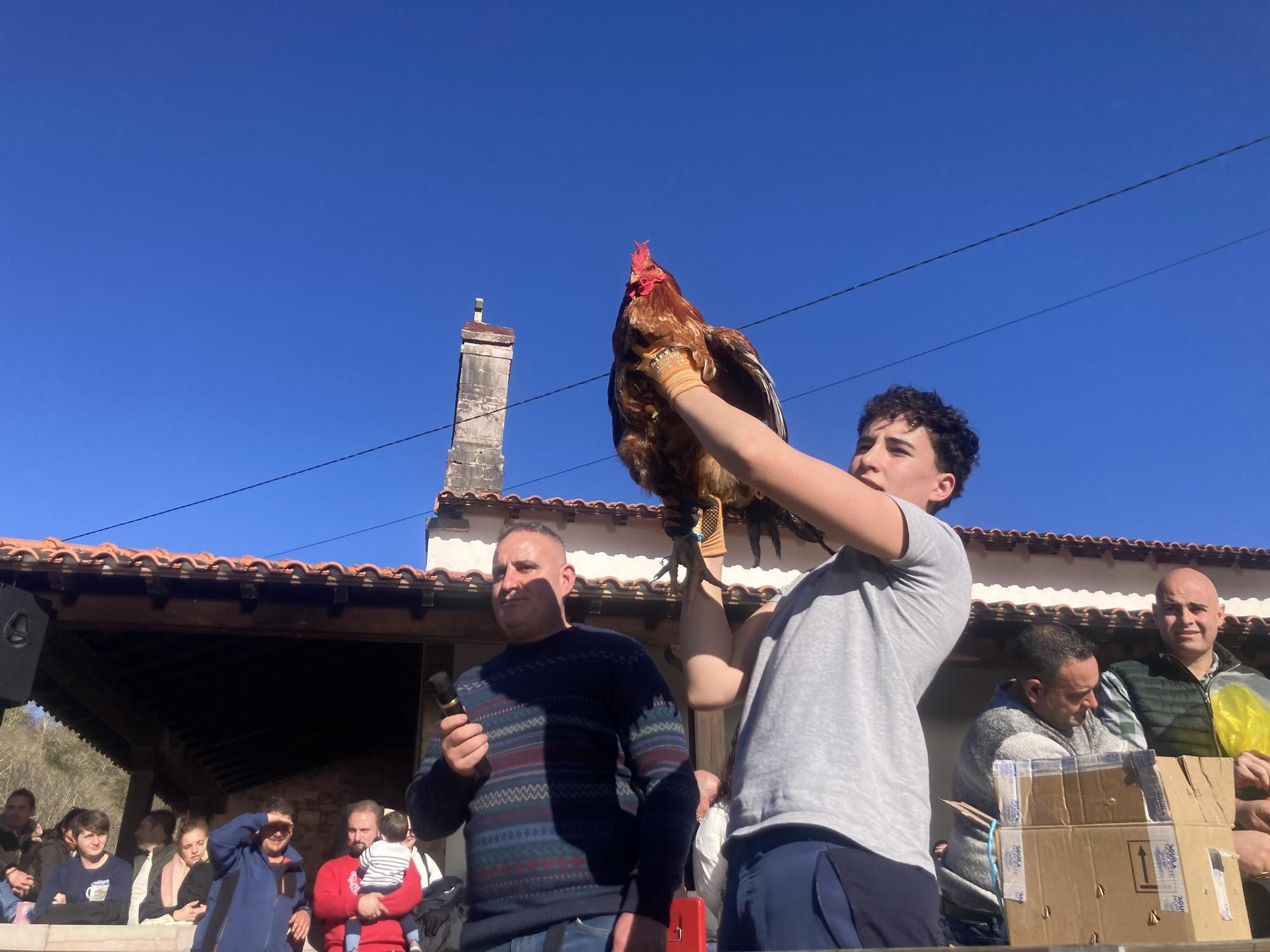 Así fue la mañana soleada del festejo en Coalla, con productos de primera y una procesión