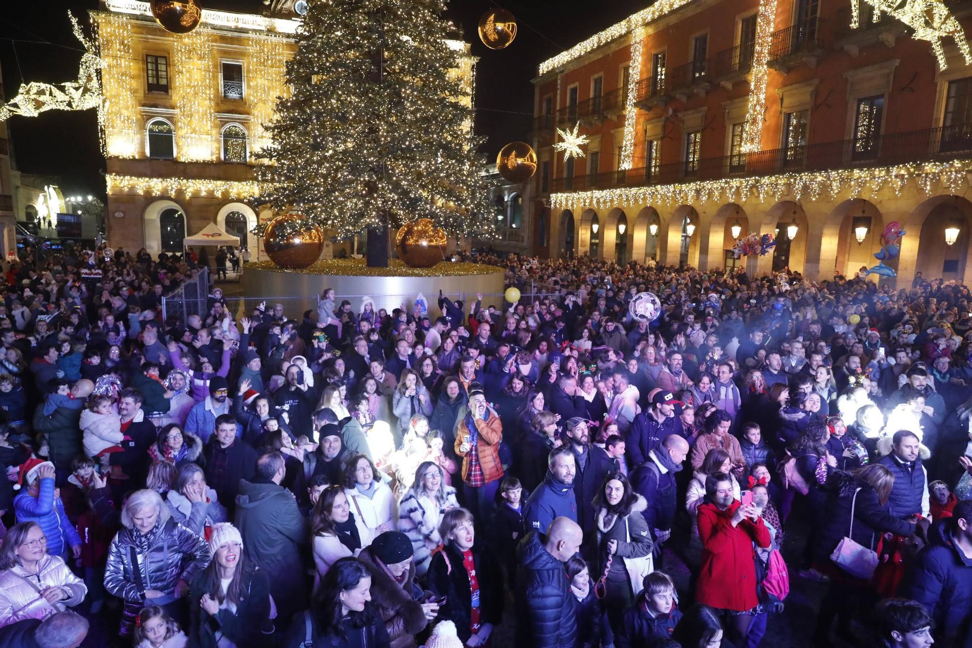 El "campanillas" en la Plaza Mayor de Gijón, en imágenes