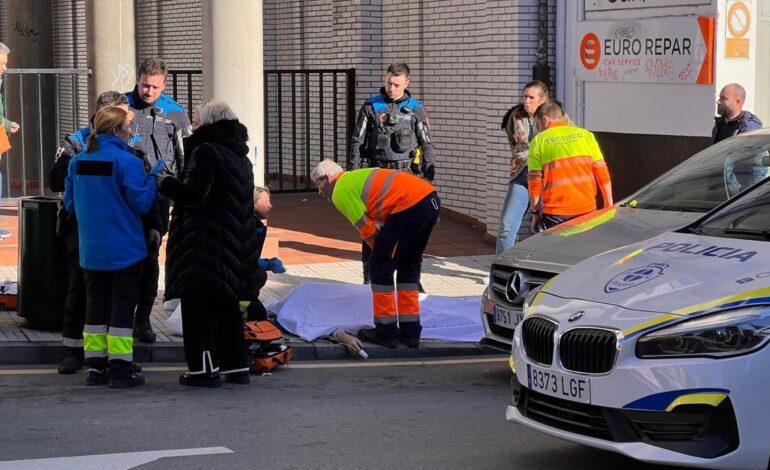 Fallece en plena calle de un infarto después de que la ambulancia que iba a socorrerle se accidentase