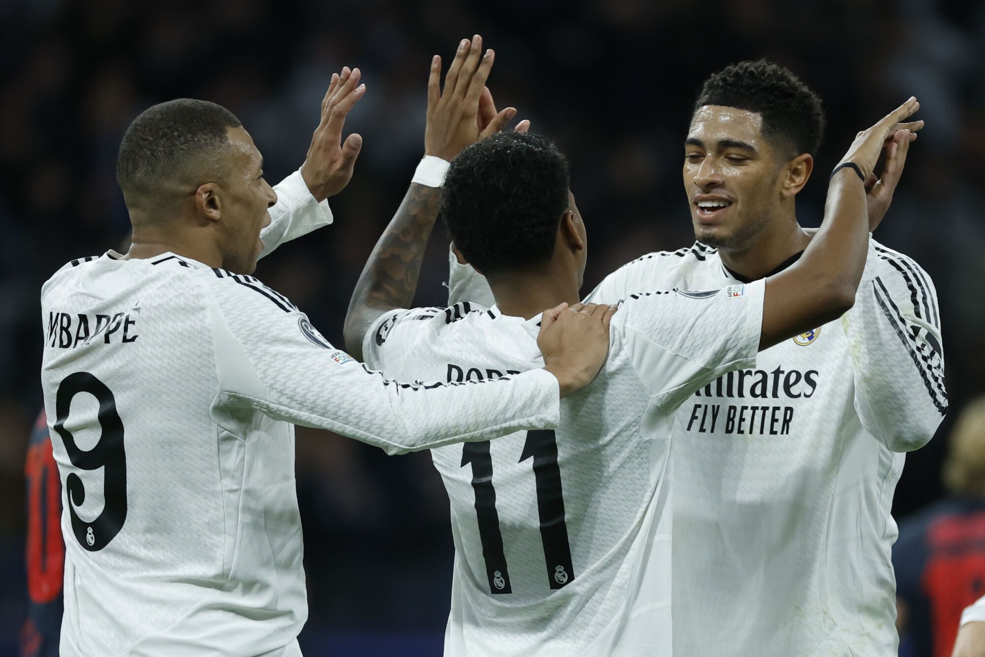 MADRID, 22/01/2025.- El delantero brasileño del Real Madrid Rodrygo Goes (c) celebra su segundo gol durante el partido de Liga de Campeones entre el Real Madrid y el FC Salzburg este miércoles en el estadio Santiago Bernabéu. EFE/Juanjo Martín