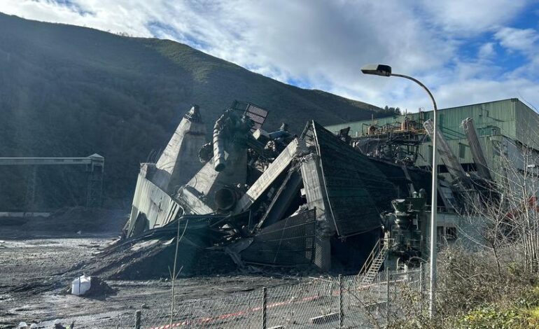 La última voladura en la antigua central térmica de Soto de la Barca