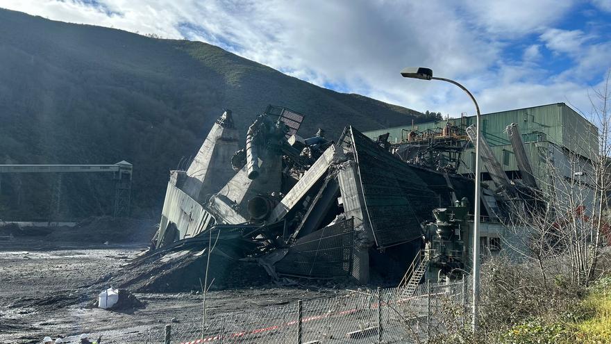 La última voladura en la antigua central térmica de Soto de la Barca