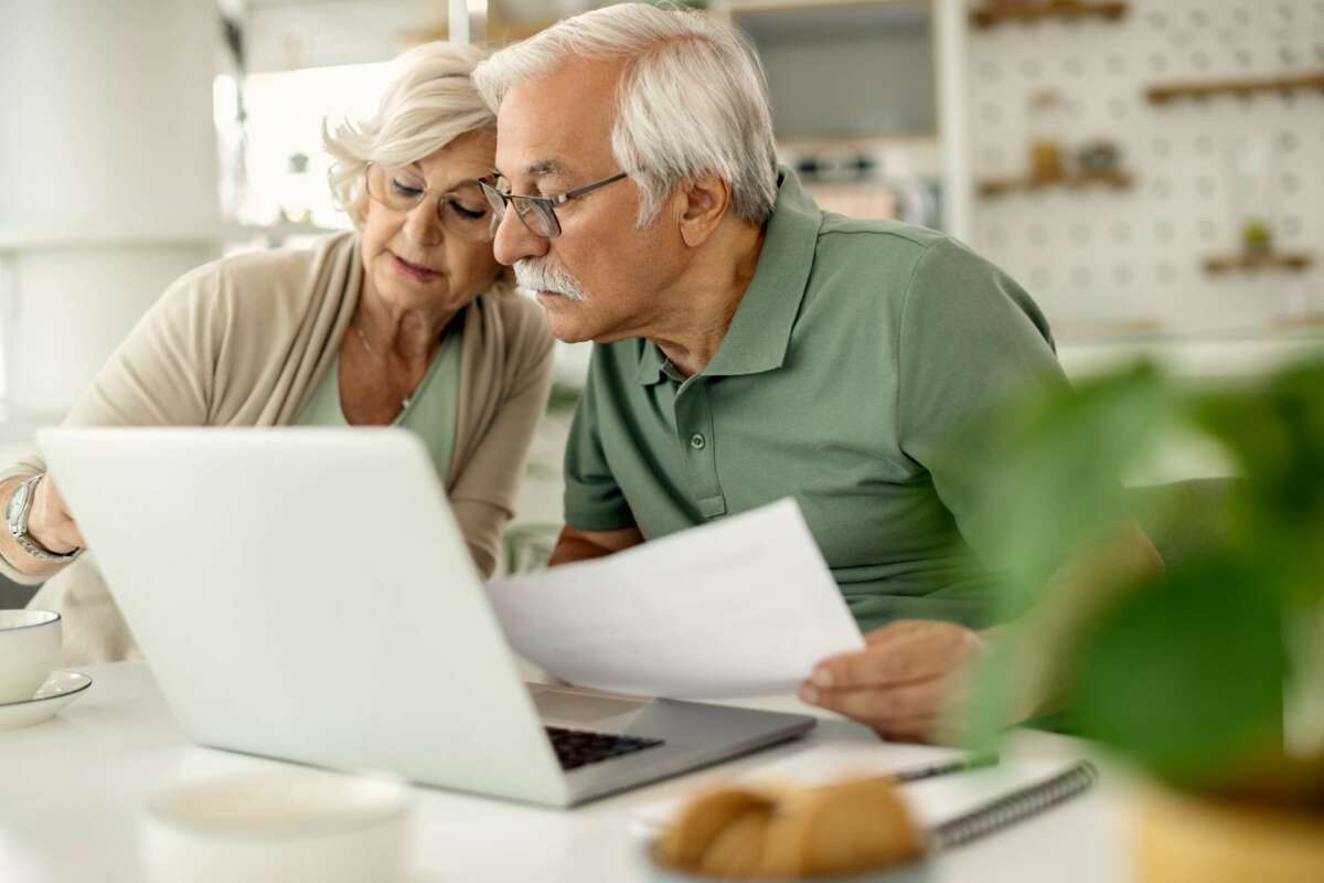 Dos jubilados consultan un plan de pensiones. Foto: Freepik.