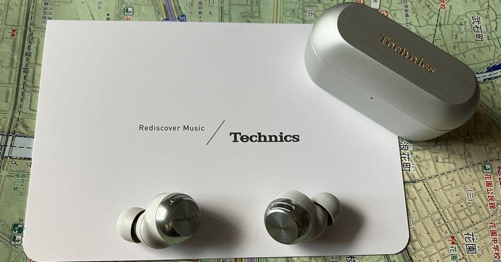 Los auriculares Technics EAH-AZ100 sobre un mapa con la caja