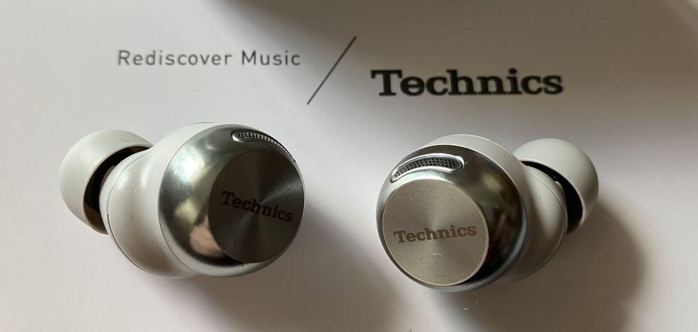 Los auriculares Technics EAH AZ100 con el logo