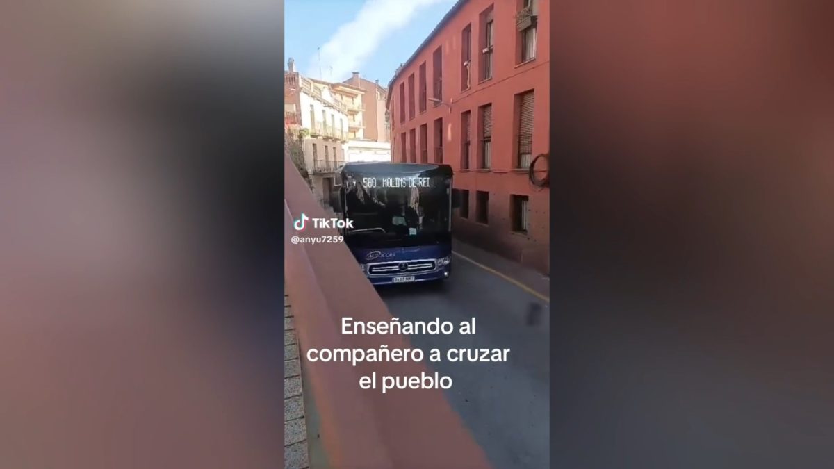 Esta calle de un municipio de Barcelona es una auténtica ‘ratonera’: así es como un conductor de autobuses logra salir