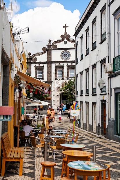 Una calle del centro de Ponta Delgada, capital de las Azores.