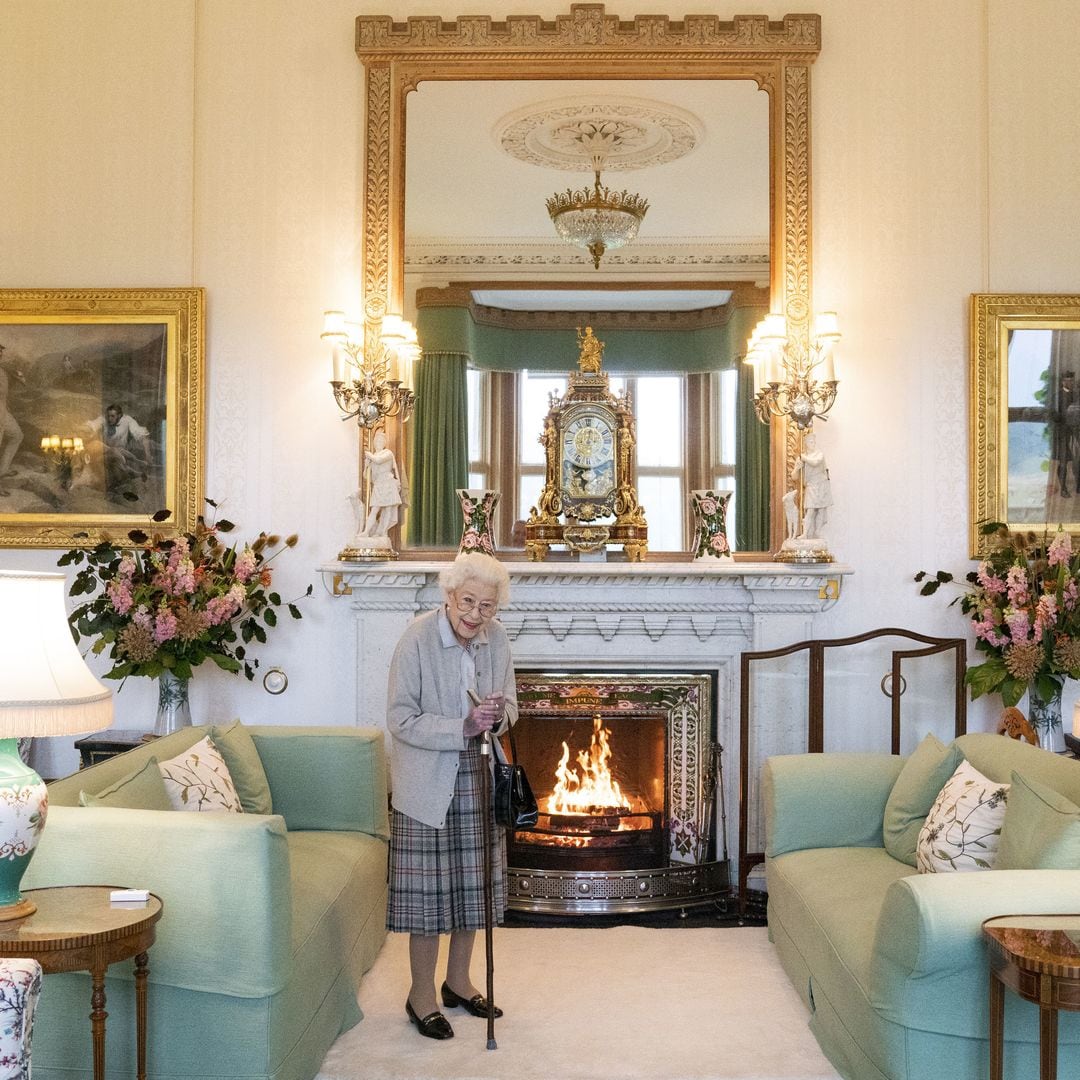 La reina Isabel II en su residencia de verano en Balmoral, Escocia.