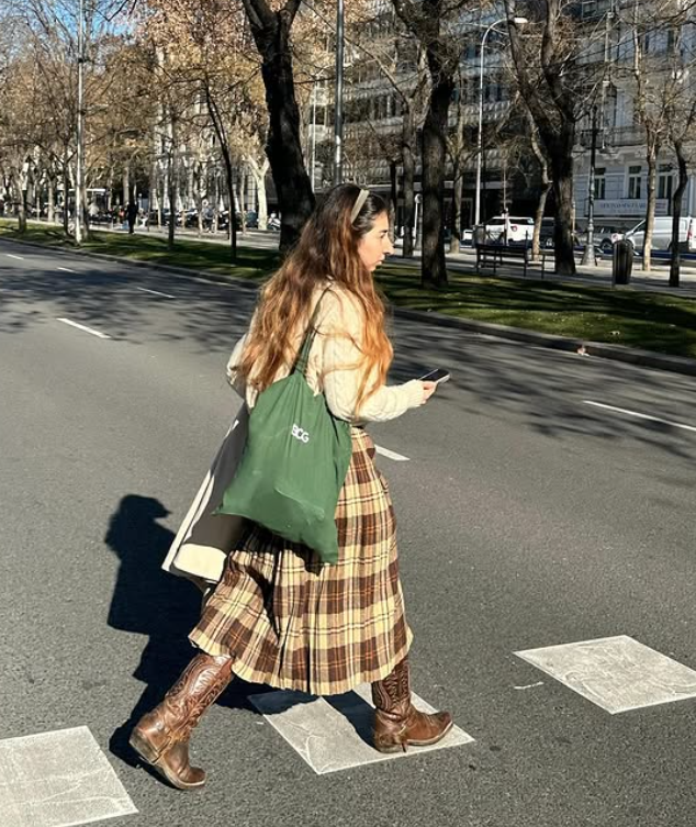 Street Style con falda midi de cuadros - Instagram: @madrileniansinmadrid