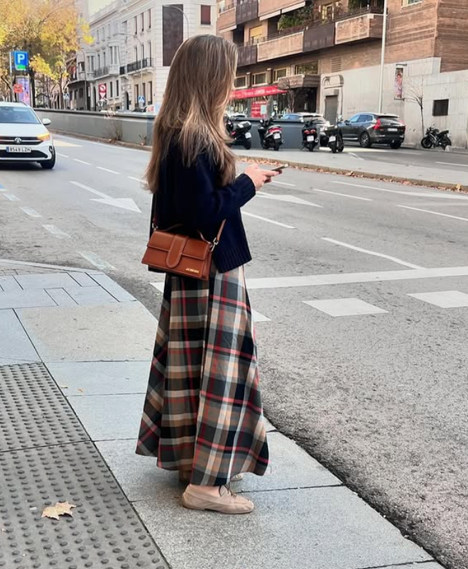 Street Style con falda midi de cuadros - Instagram: @madrileniansinmadrid