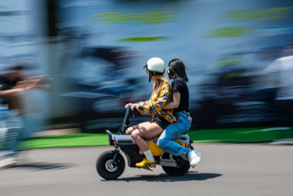 Este ciclomotor eléctrico plegable será un problema para los patinetes