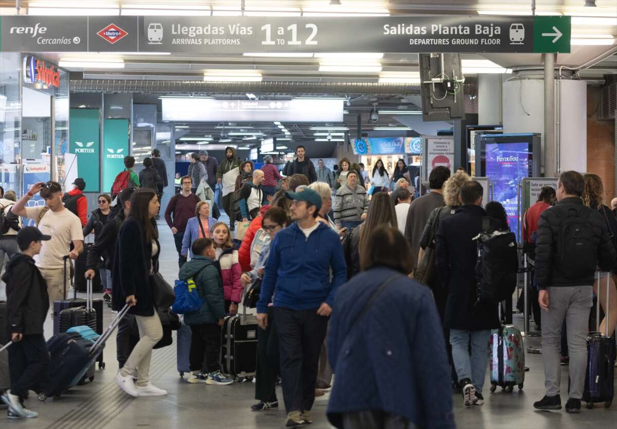 Personas en una estación de Renfe.