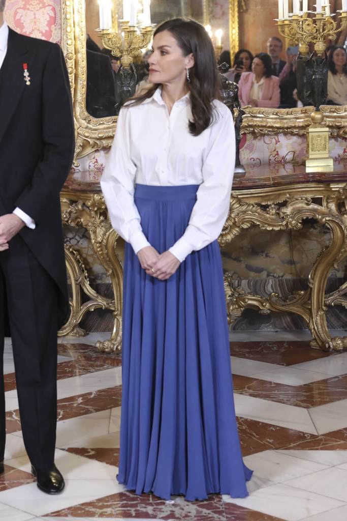 look-bautizo-comunion-reina-letizia-camisa-blanca-falda-larga