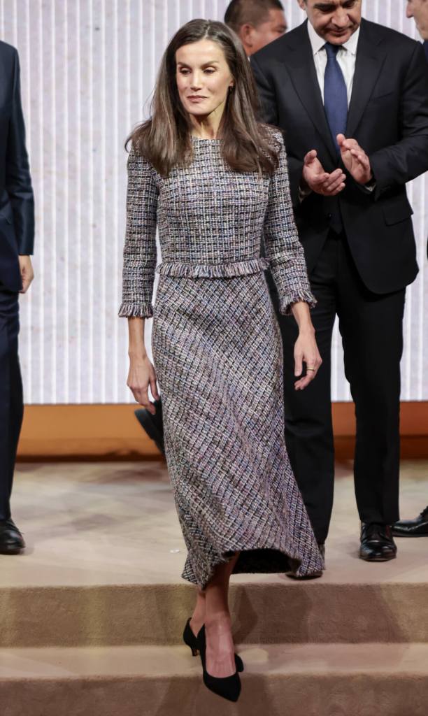 look-reina-letizia-vestido-tweed-zapatos-comodos