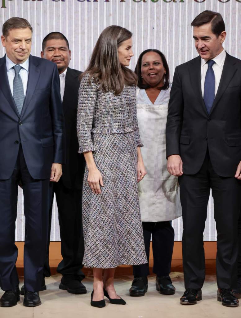 look-reina-letizia-vestido-tweed-zapatos-comodos