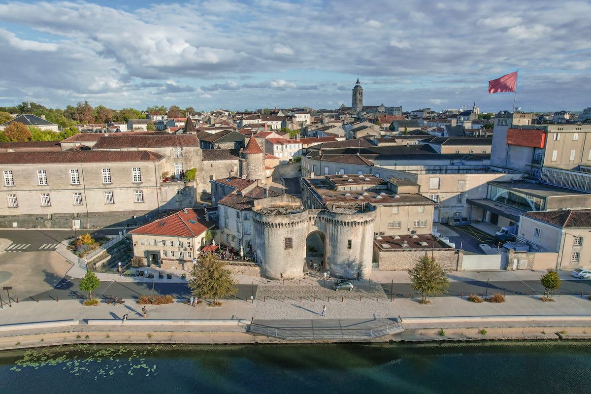 Francia: Cognac, la pequeña ciudad francesa que ha conquistado el mundo con el elixir de reyes | Escapadas por Europa | El Viajero