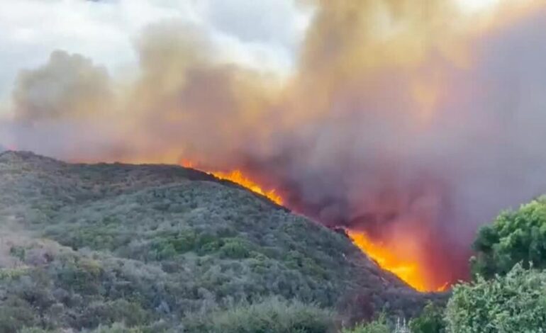 EE. UU.: fuertes vientos avivan el fuego en Los Ángeles y empeoran la emergencia