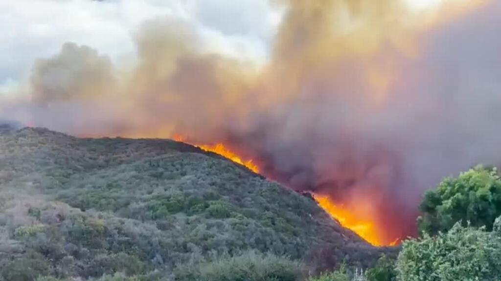 EE. UU.: fuertes vientos avivan el fuego en Los Ángeles y empeoran la emergencia