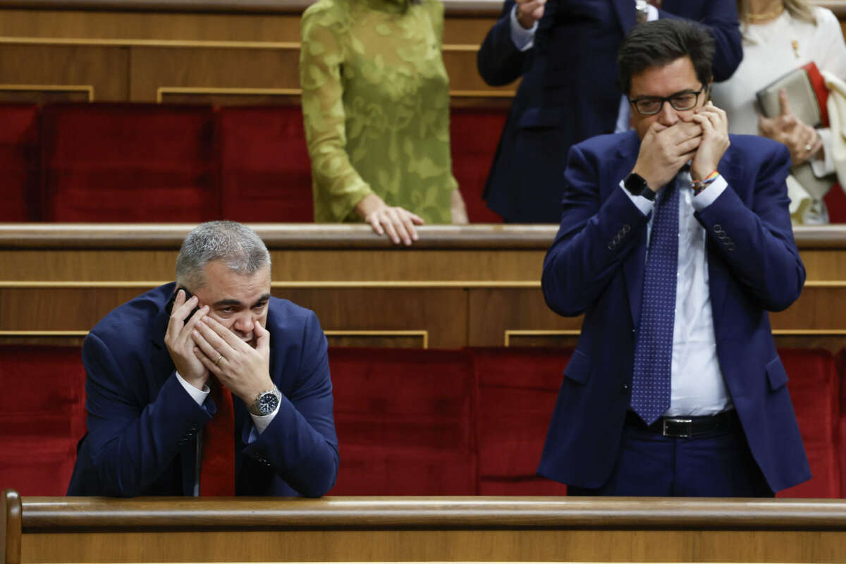 Los diputados del Partido Socialista de Santos Cerdán y ÓScar López hablan por teléfono. Efe/Chica Moya