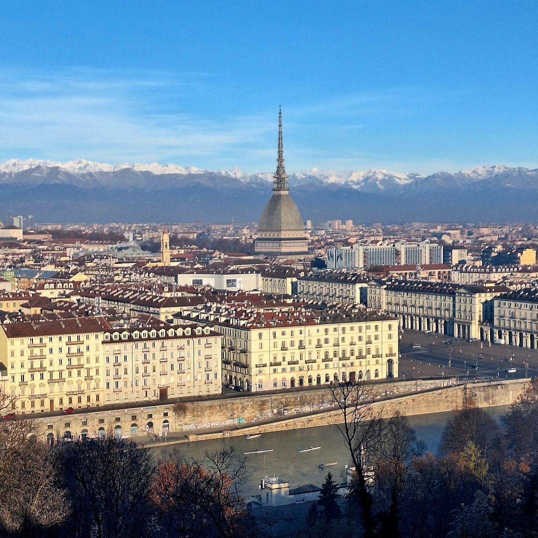 Turín, con la Mole Antonelliana, los Alpes y el río Po.