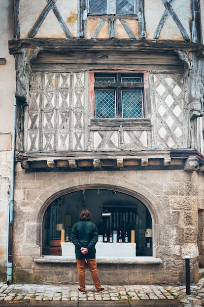 Una tienda de coñac en una de las casas medievales del centro de la ciudad francesa de Cognac.