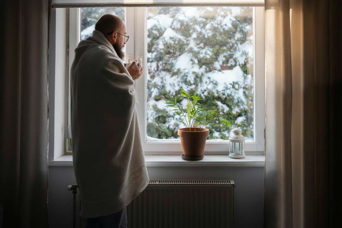 Uno de los puntos por donde suele colarse el frío es por la ventana Foto: Freepik. (aemet