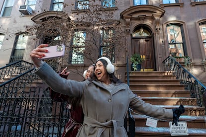 Una pareja de turistas toma fotos el 14 de enero de 2025, frente a la casa de Carrie Bradshaw en 