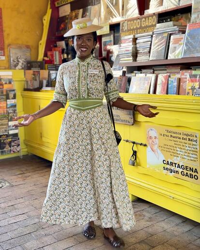   Ruth, la guide de la compagnie Foodies, habillée en Fermina Daza, protagoniste de « L'amour au temps du choléra », devant la librairie Los Mártires, à Cartagena de Indias (Colombie).