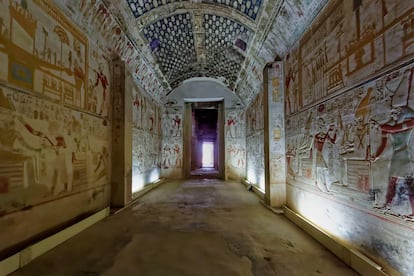 Dentro de la Capilla de Osiris, en el Templo de Abydos.