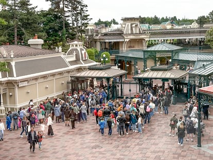 Colas para acceder a Disneyland, el parque donde se encuentra el famoso castillo de las princesas.