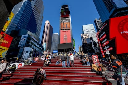 Una vista de las escaleras rojas de TKTS en Times Square. 