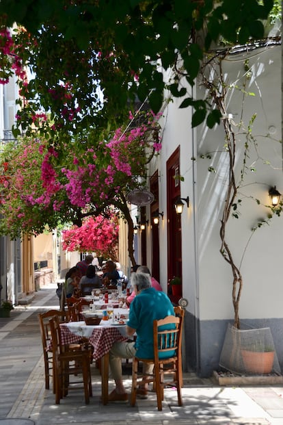 Centro histórico de Nafplio con sus magníficas buganvillas.