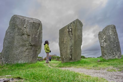 Mujer observando los Menhires el círculo megalítico de Drombeg, conocido como el altar del druida y ubicado en el condado de Cork. 