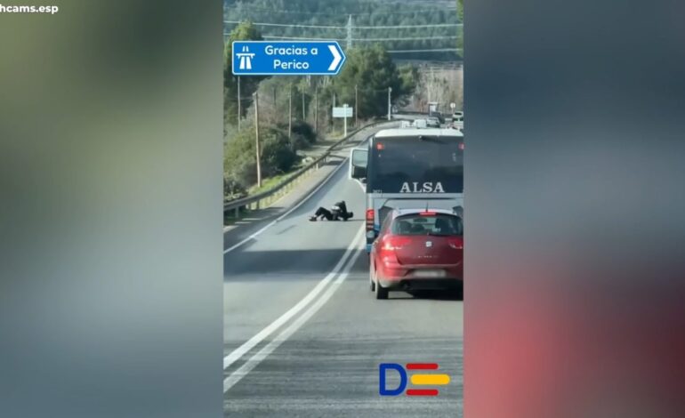 Dos personas comienzan a pelearse en mitad de la carretera: no hay explicación para ello