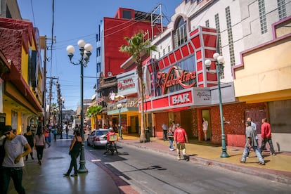 Ambiente en una de las calles de la zona central de la ciudad mexicana de Tijuana.