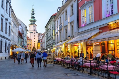 El centro histórico de Bratislava y, al fondo, la Michael Gate.