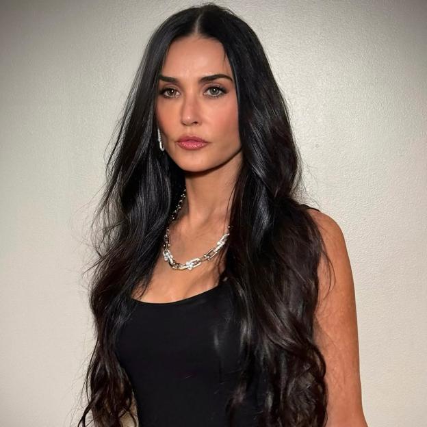 La actriz Demi Moore con rostro bien cuidado.