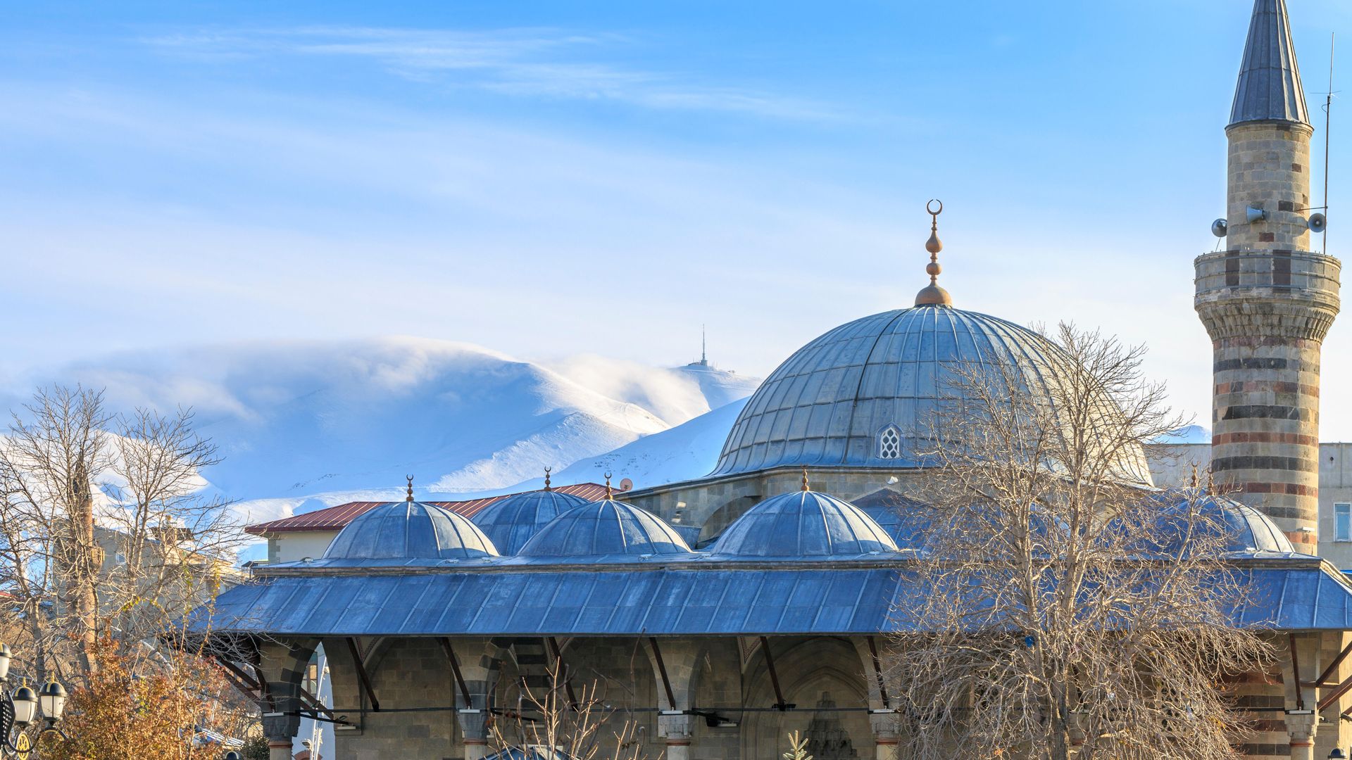 Mezquita Lalapasa con montañas Palandoken, Erzurum, Türkiye