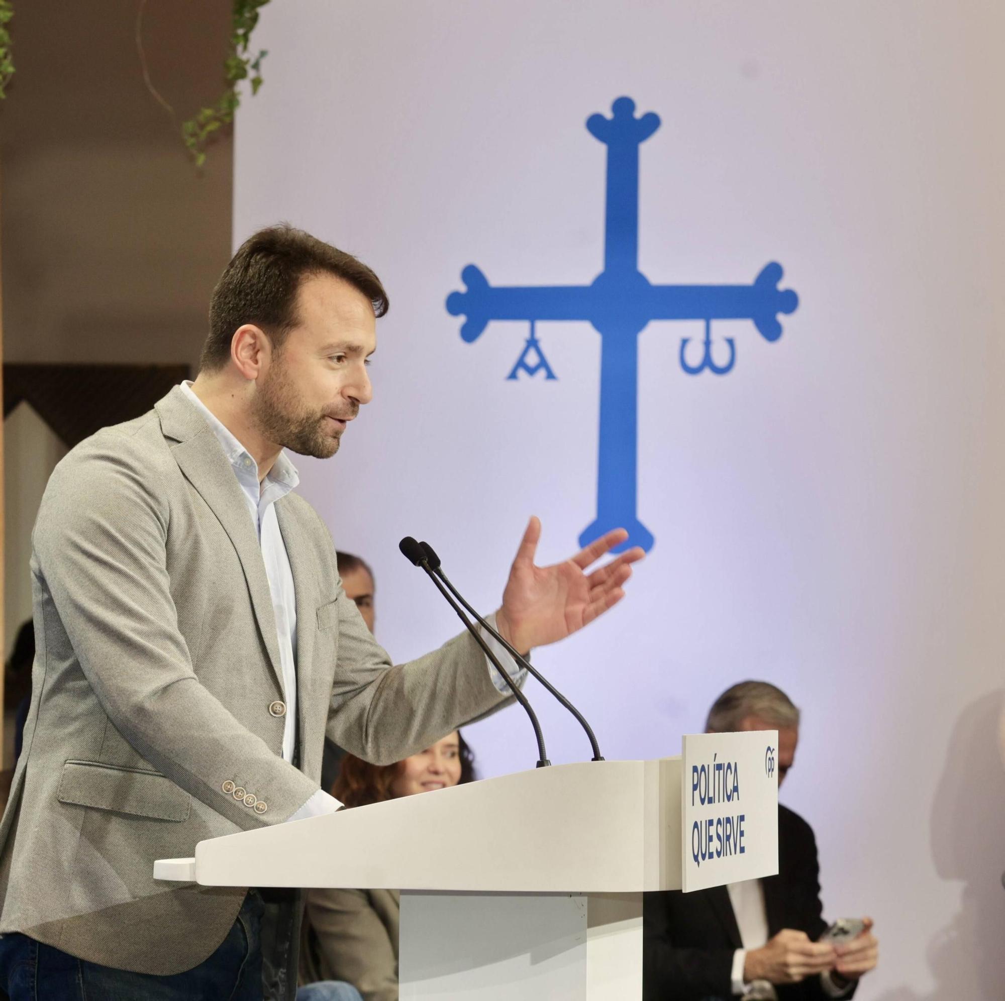 Feijóo clausura junto a Álvaro Queipo en Oviedo el acto de presentación de la 'Declaración de Asturias'