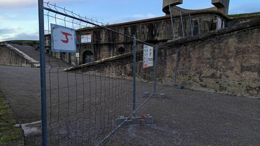 El cerro de Santa Catalina, vallado por el inicio de las obras (en imágenes)